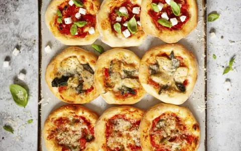 Gotowe ciasto na pizzę: Co zrobić? Przepisy na pizzę, przekąski, desery!