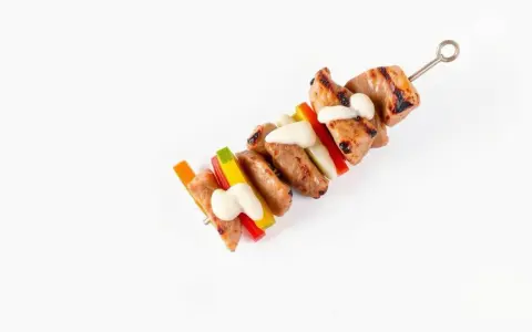 Ile mały kebab ma kalorii? Sprawdź i wybierz swoją "fit" wersję.