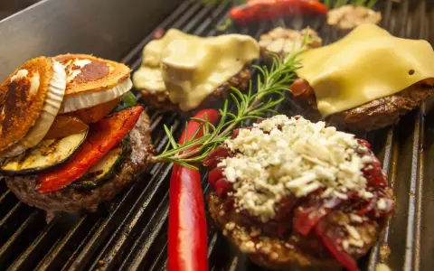 Najlepsze dodatki do burgera: od klasyki po egzotyczne smaki