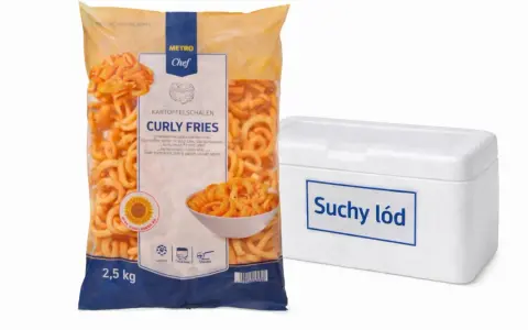 Torba z zakręconymi frytkami i białe pudełko z napisem "Suchy lód".