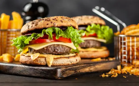 Jakie mięso na burgery? Wybierz idealne i zyskaj soczystość