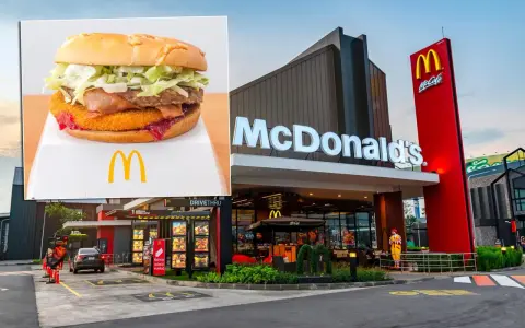 Burger Drwala McDonald's z frytkami i restauracja McDonald's.