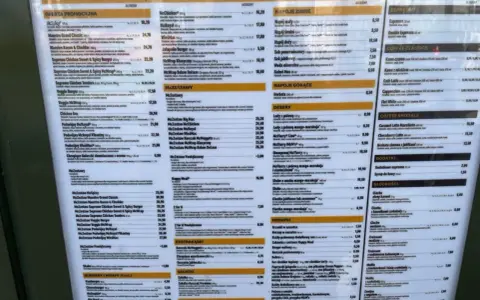 Menu McDonald's z cenami hamburgerów, zestawów i napojów.