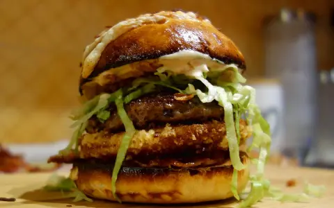 Apetyczny, domowy burger z podwójnym kotletem, serem i chrupiącą sałatą.
