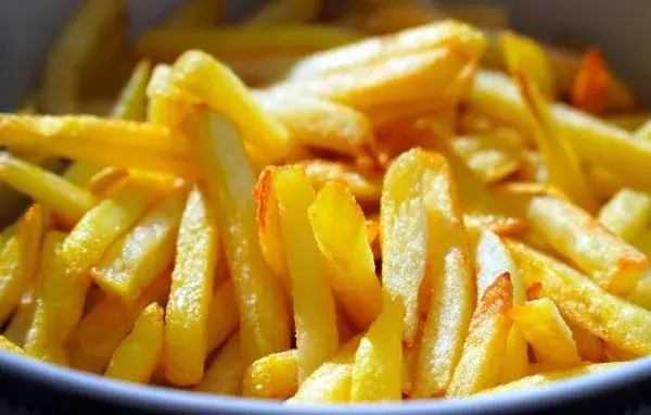 Jak zrobić chrupiące frytki w air fryerze? Poradnik krok po kroku