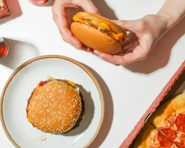 Smash burger: co to jest, jak zrobić i dlaczego jest tak pyszny?