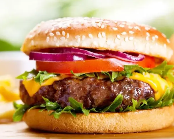 Hamburger czy cheeseburger? Kluczowa różnica i prosta odpowiedź