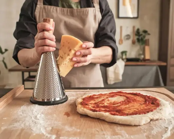 Idealny spód do pizzy: jak wałkować, by ciasto się nie kurczyło?