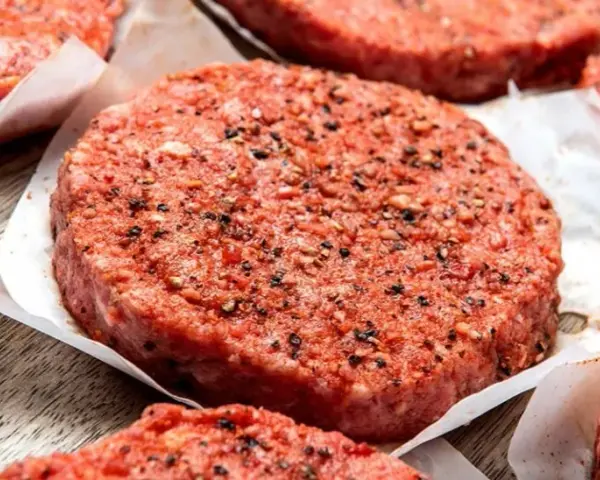Jak doprawić mięso na burgera? Przepis na soczystość i smak