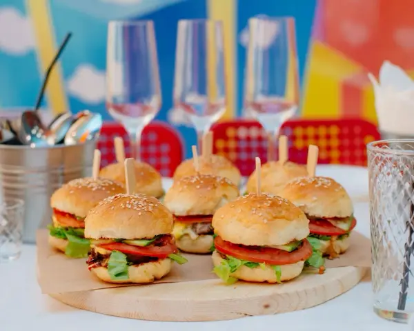 Gdzie kupić mini bułki do burgerów? Sprawdź sklepy i piekarnie!