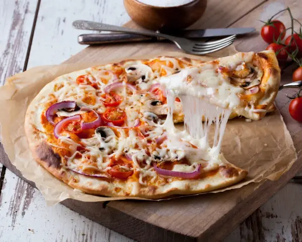 Ile kalorii ma pizza? Sprawdź liczby dla kawałka i całej pizzy 32 cm