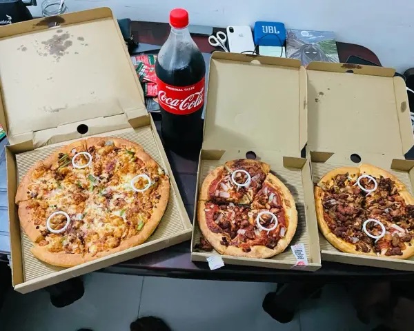 Duża pizza Pizza Hut (35 cm): Jak zamówić mądrze i nie przepłacić?