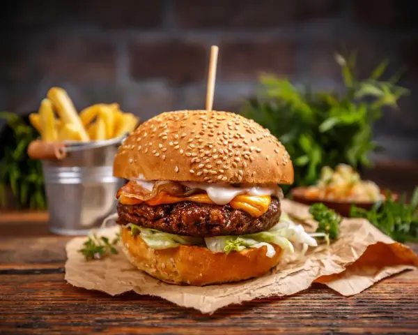 Idealny burger wołowy: jakie dodatki wybrać? Przepisy i sekrety