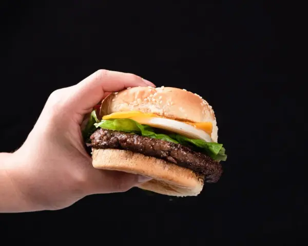 Hamburger: Niemcy czy USA? Poznaj prawdziwe pochodzenie