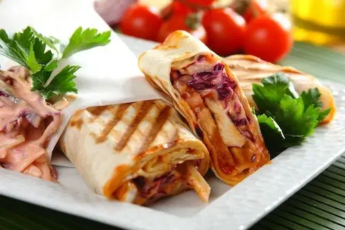 Domowy kebab w tortilli: przepis na idealny smak, lepszy niż z budki