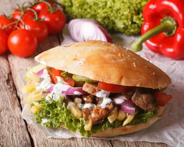 Kebab to fast food? Odkryj jego kalorie i zdrowe alternatywy!