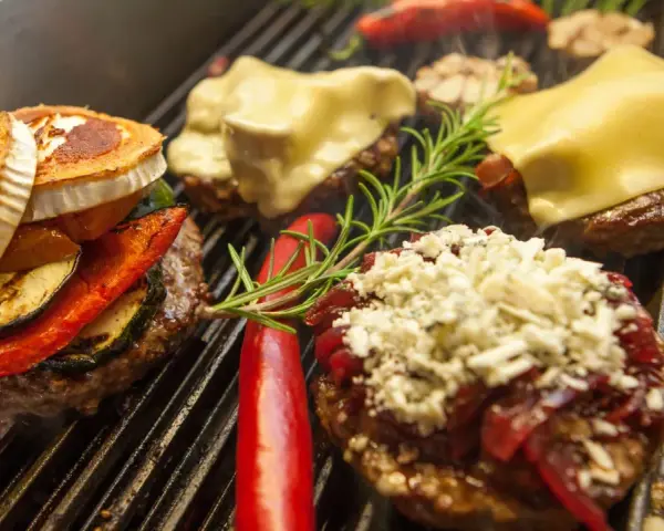 Najlepsze dodatki do burgera: od klasyki po egzotyczne smaki
