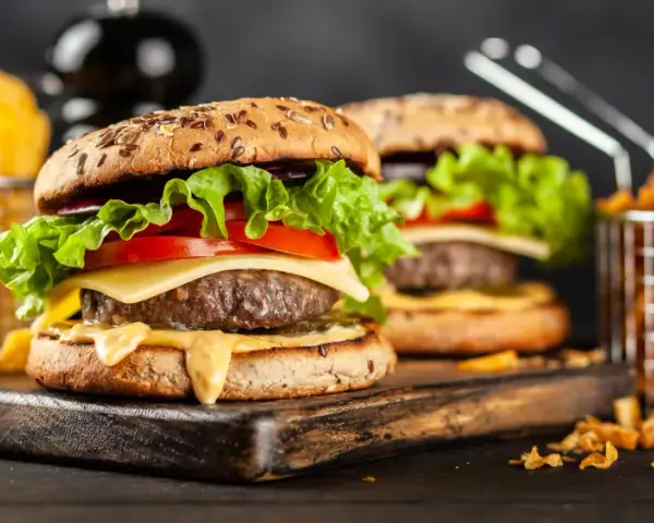 Jakie mięso na burgery? Wybierz idealne i zyskaj soczystość