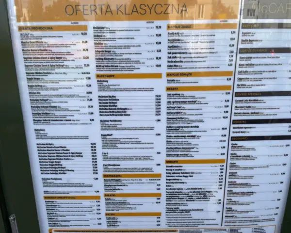 Menu McDonald's z cenami hamburgerów, zestawów i napojów.