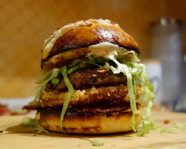 Apetyczny, domowy burger z podwójnym kotletem, serem i chrupiącą sałatą.