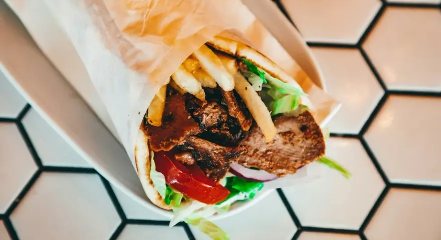 Ile kalorii ma kebab w tortilli? Sprawdź, zanim zamówisz!