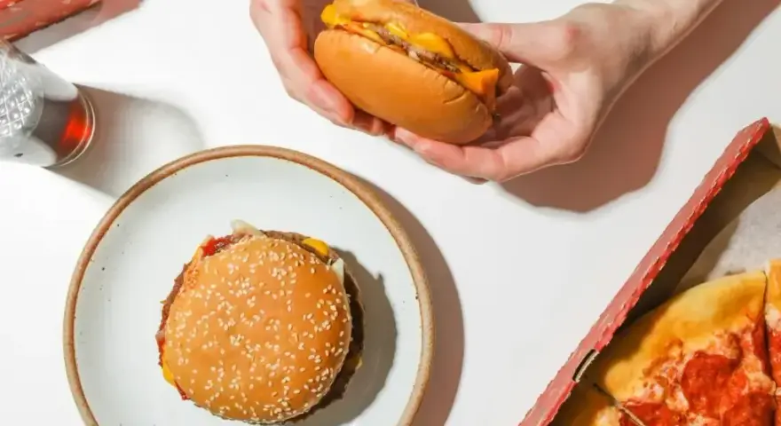 Smash burger: co to jest, jak zrobić i dlaczego jest tak pyszny?