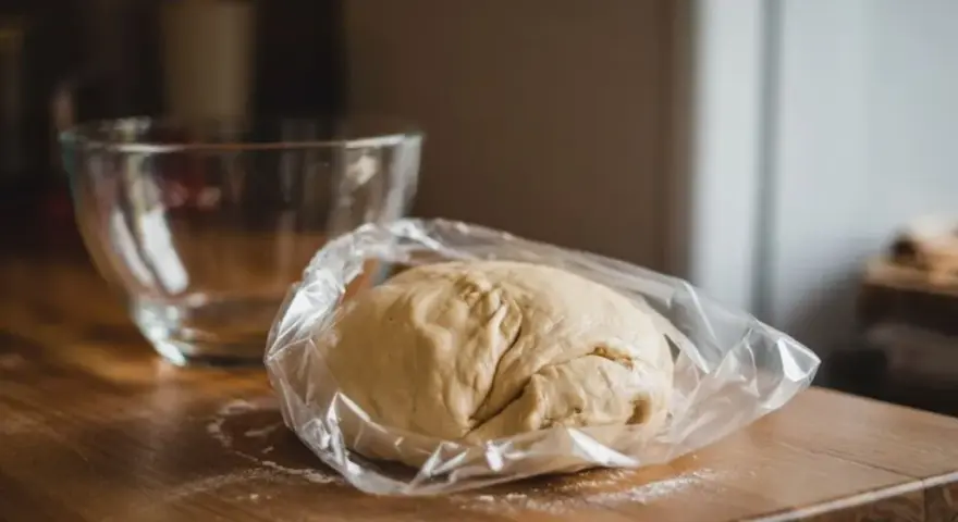 Jak przechowywać ciasto na pizzę? Mistrzowskie triki na świeżość!