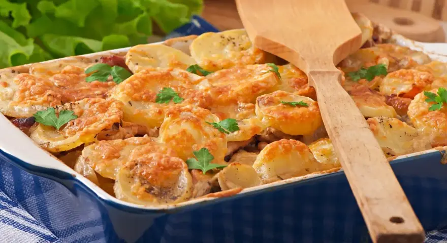 Zapiekanka ziemniaczana z kiełbasą: Prosty przepis, sukces gwarantowany!