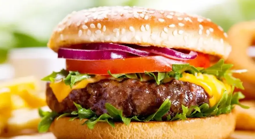 Hamburger czy cheeseburger? Kluczowa różnica i prosta odpowiedź