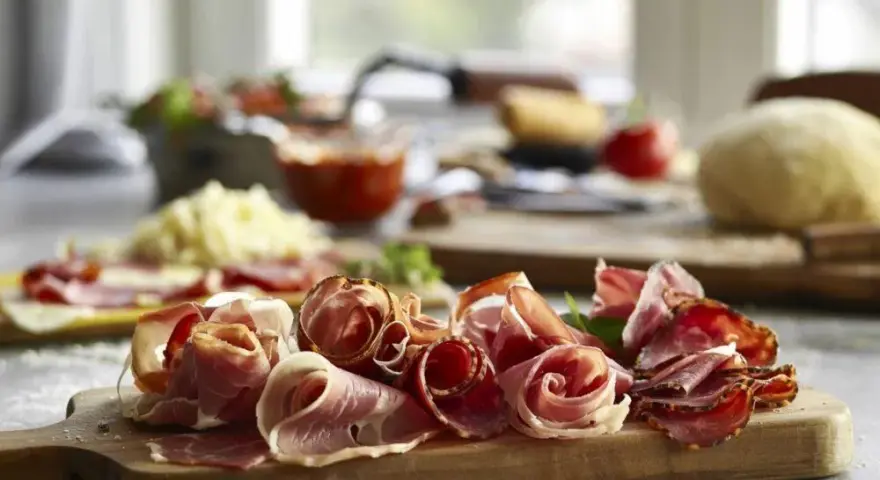 Jak wybrać szynkę do pizzy? Sekrety mistrzów dla idealnego smaku