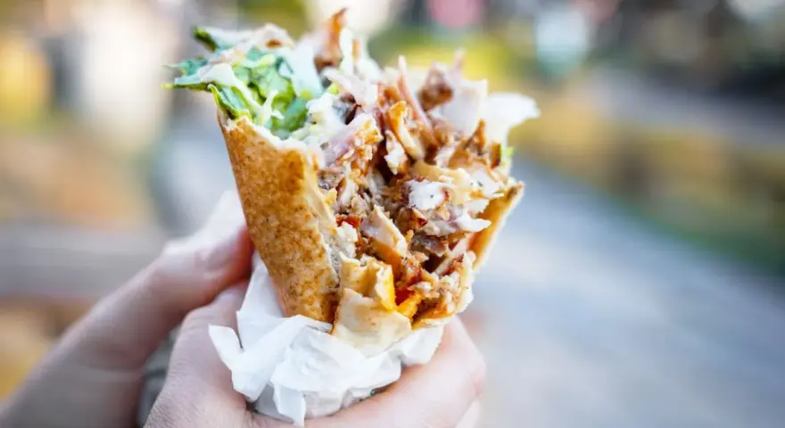 Kebab w tortilli: Ile ma kalorii? Zaskakujące fakty i porady