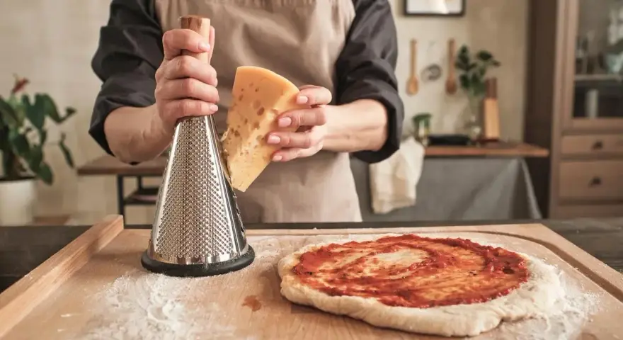 Idealny spód do pizzy: jak wałkować, by ciasto się nie kurczyło?