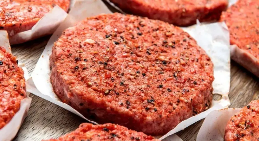 Jak doprawić mięso na burgera? Przepis na soczystość i smak