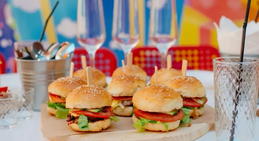 Gdzie kupić mini bułki do burgerów? Sprawdź sklepy i piekarnie!