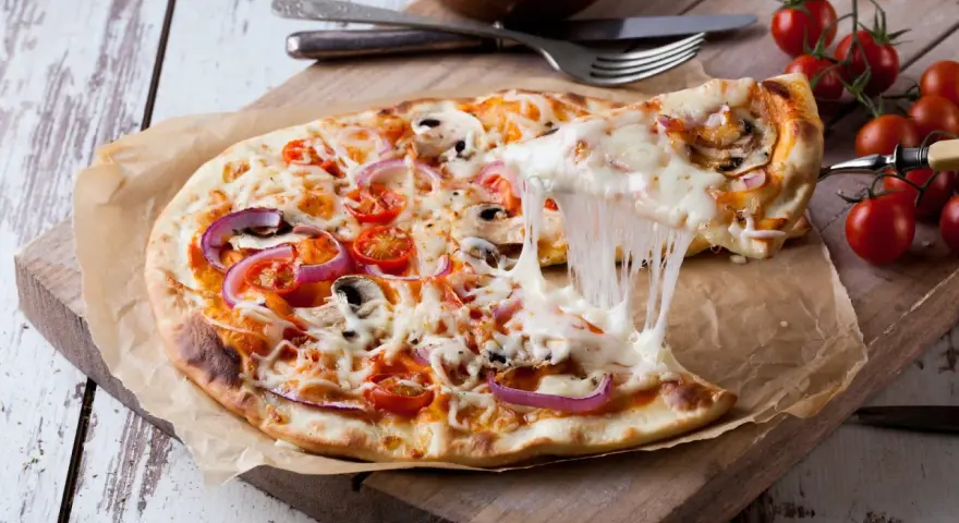 Ile kalorii ma pizza? Sprawdź liczby dla kawałka i całej pizzy 32 cm