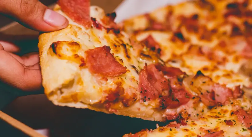 Pizza hawajska: Kto ją stworzył i czy to w ogóle pizza?
