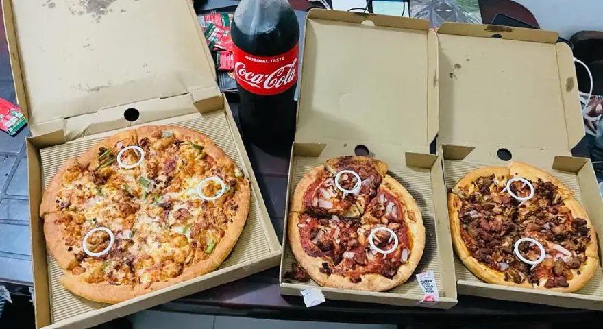 Duża pizza Pizza Hut (35 cm): Jak zamówić mądrze i nie przepłacić?
