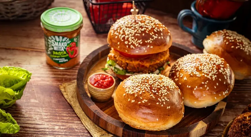 Jak piec bułki do hamburgerów? Temperatura, czas i przepis na sukces
