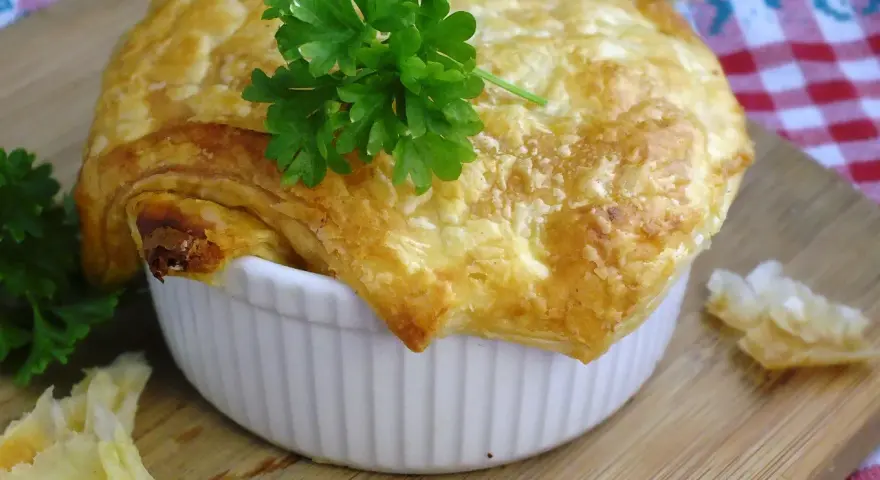 Zapiekanka z ciasta francuskiego z kurczakiem: Szybki przepis + triki!