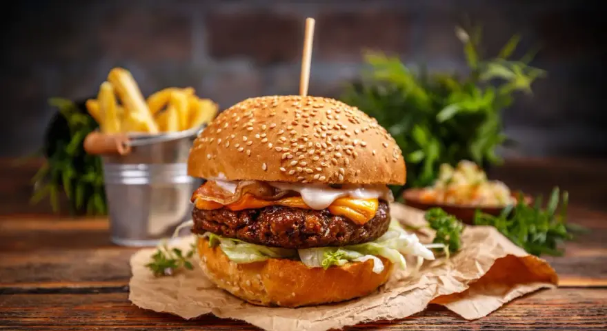 Idealny burger wołowy: jakie dodatki wybrać? Przepisy i sekrety