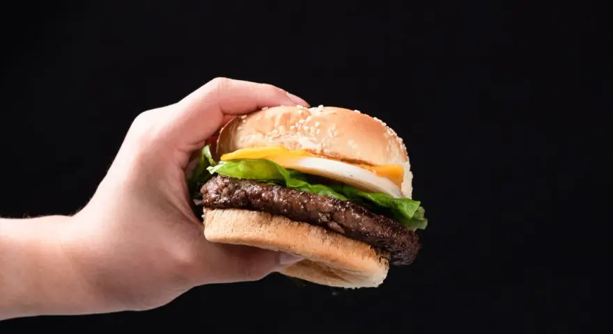 Hamburger: Niemcy czy USA? Poznaj prawdziwe pochodzenie