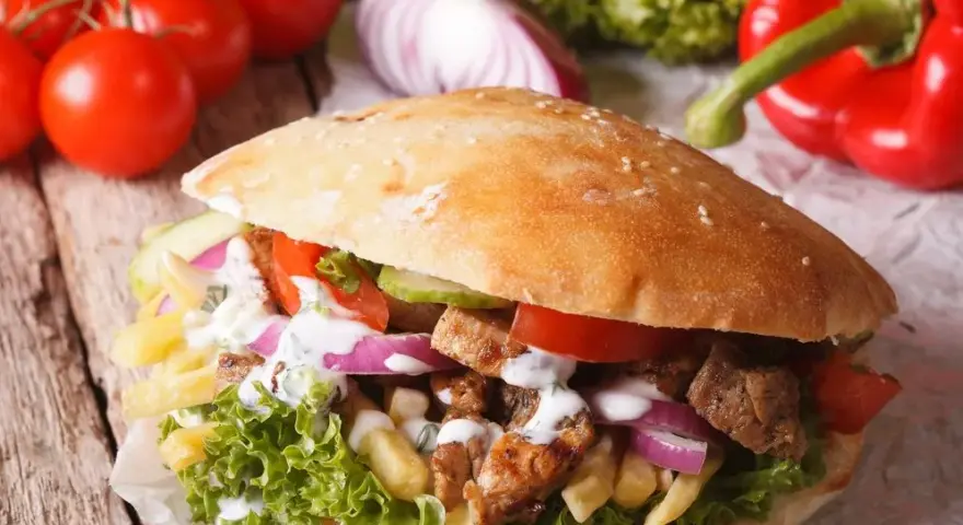 Kebab to fast food? Odkryj jego kalorie i zdrowe alternatywy!