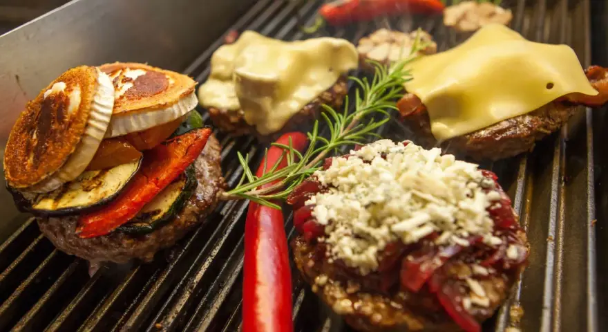 Najlepsze dodatki do burgera: od klasyki po egzotyczne smaki