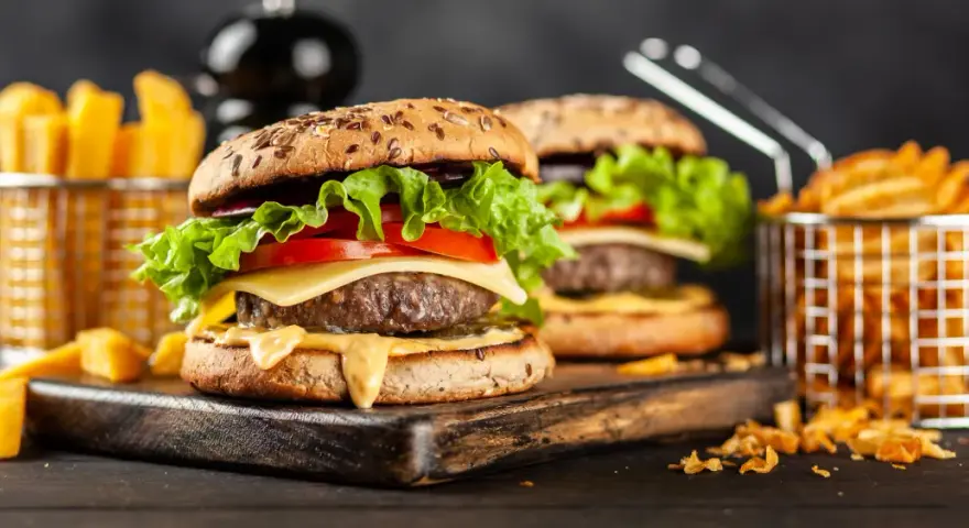 Jakie mięso na burgery? Wybierz idealne i zyskaj soczystość