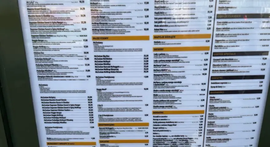 Menu McDonald's z cenami hamburgerów, zestawów i napojów.
