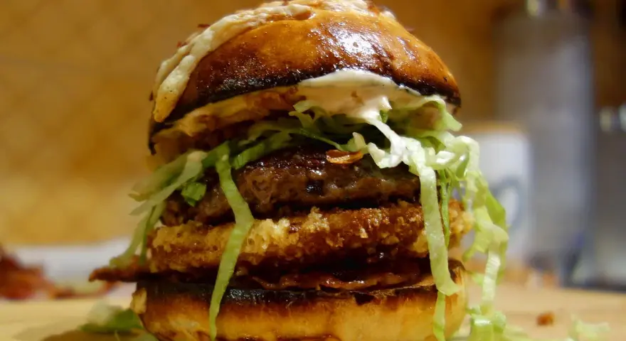 Apetyczny, domowy burger z podwójnym kotletem, serem i chrupiącą sałatą.