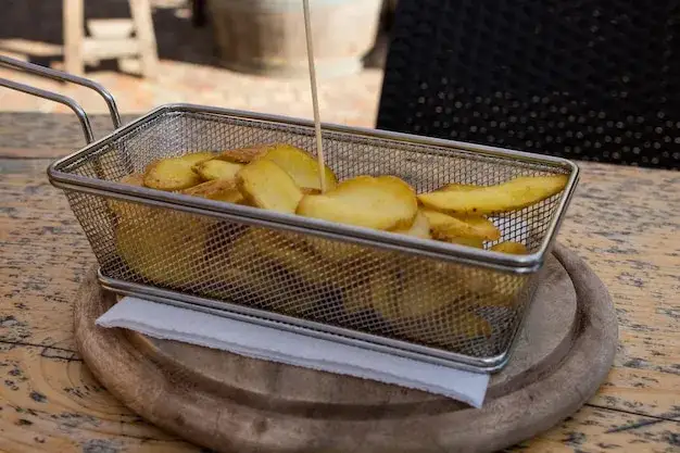 przygotowanie ziemniaków na frytki płukanie osuszanie
