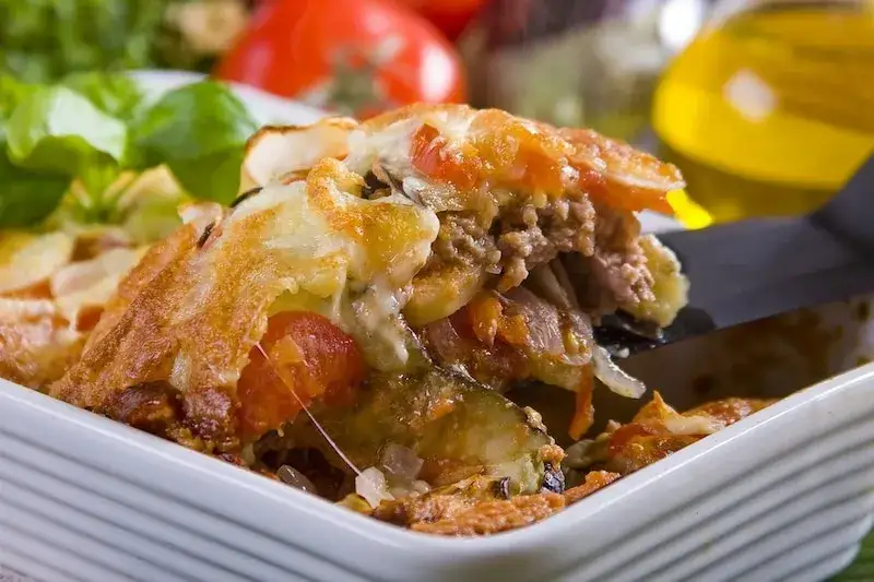 Różne rodzaje mięsa mielonego do zapiekanki