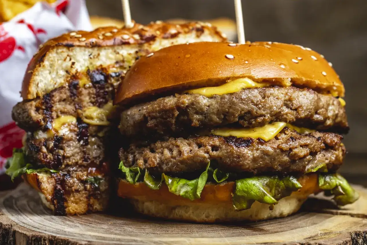 różne rodzaje serów do burgera wołowego
