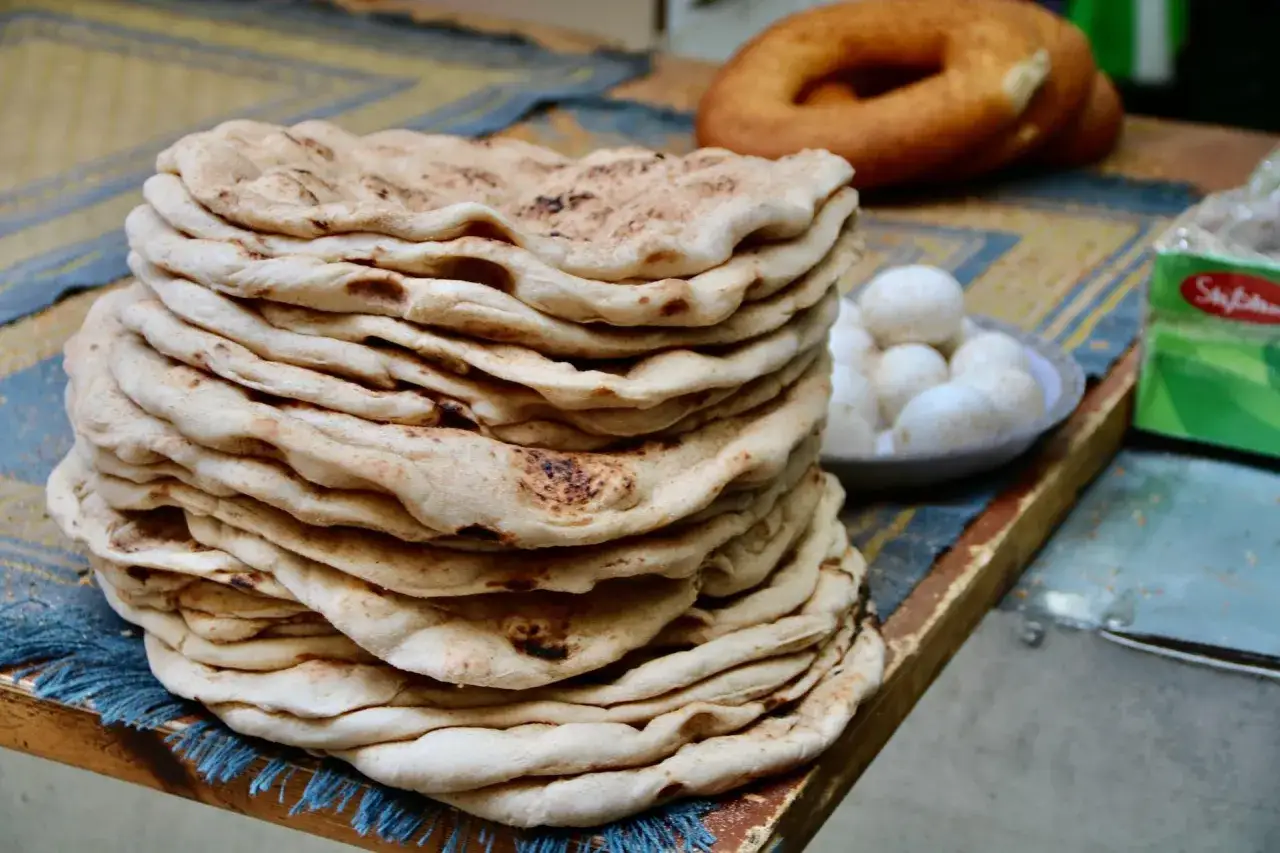 r&oacute;żne rodzaje pieczywa do kebaba pita pide tortilla